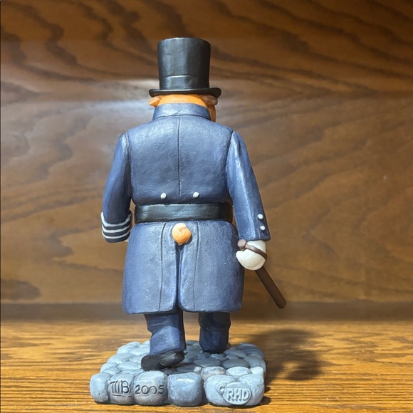 Robert Harrop Doggie People- UK 
“Bulldog Peeler” - Picture 3 of 5